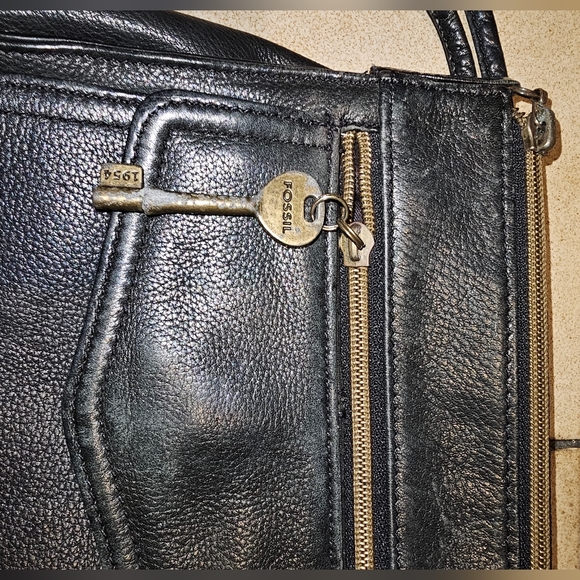 Vintage Fossil Black Leather Crossbody purse - Picture 2 of 10